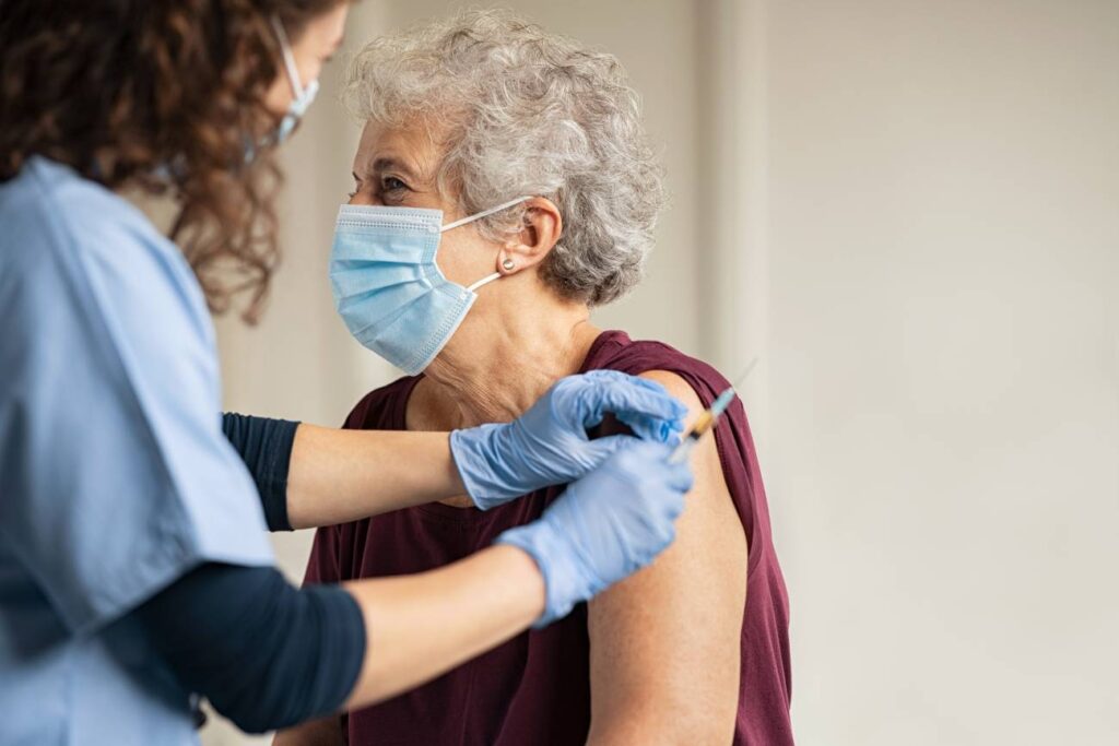 Aplicación de vacuna a un adulto mayor